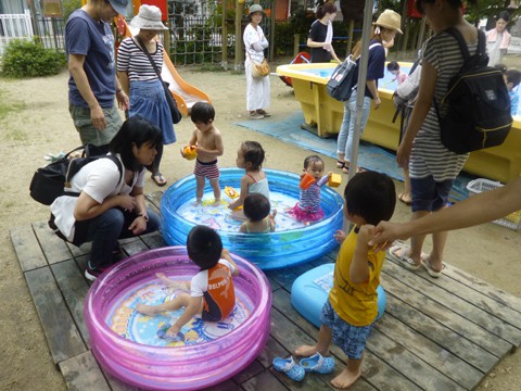 みんなで水遊び、楽しいね。